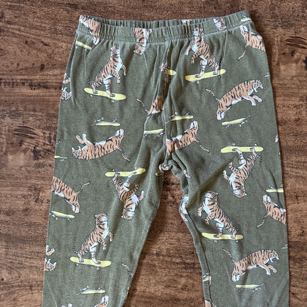 Green Tiger 🐅 Pajama Set size 12 - Picture 4 of 4